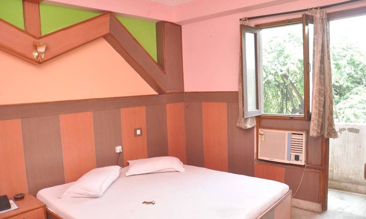 Paharganj House | Hotel Prince Palace The Green