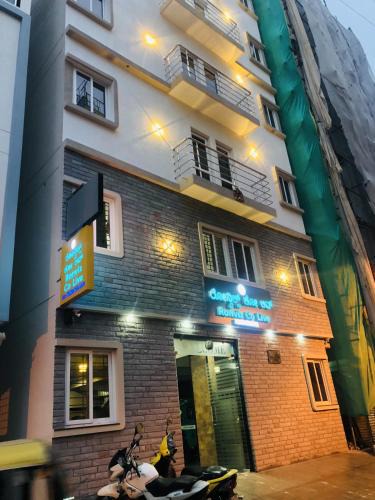 Sadduguntepalya Hotel | Hotel Ronvix Madiwala and CoLive