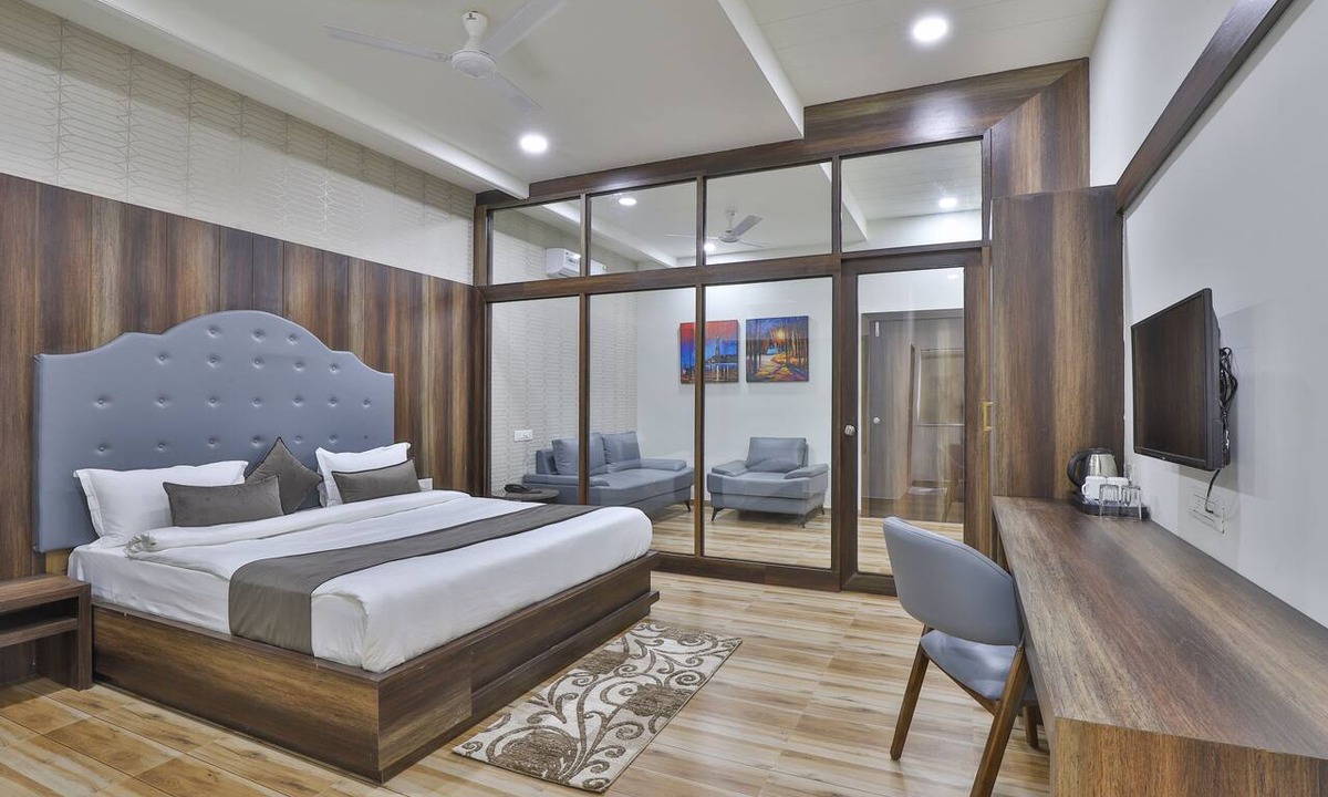 Vallabh Vidhyanagar Hotel | Hotel SR Regency