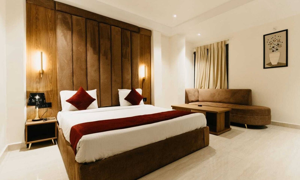 Gomti Nagar Hotel | Hotel SS4 Crystals