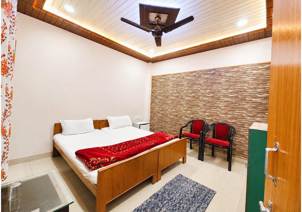 Varanasi Hotel | Hotel Teerth GH - Just 2 Minutes from Kashi Vishwanath Temple ! Premium Rooms, Family Stay, Free Wi-Fi, & 24x7 Guest Services