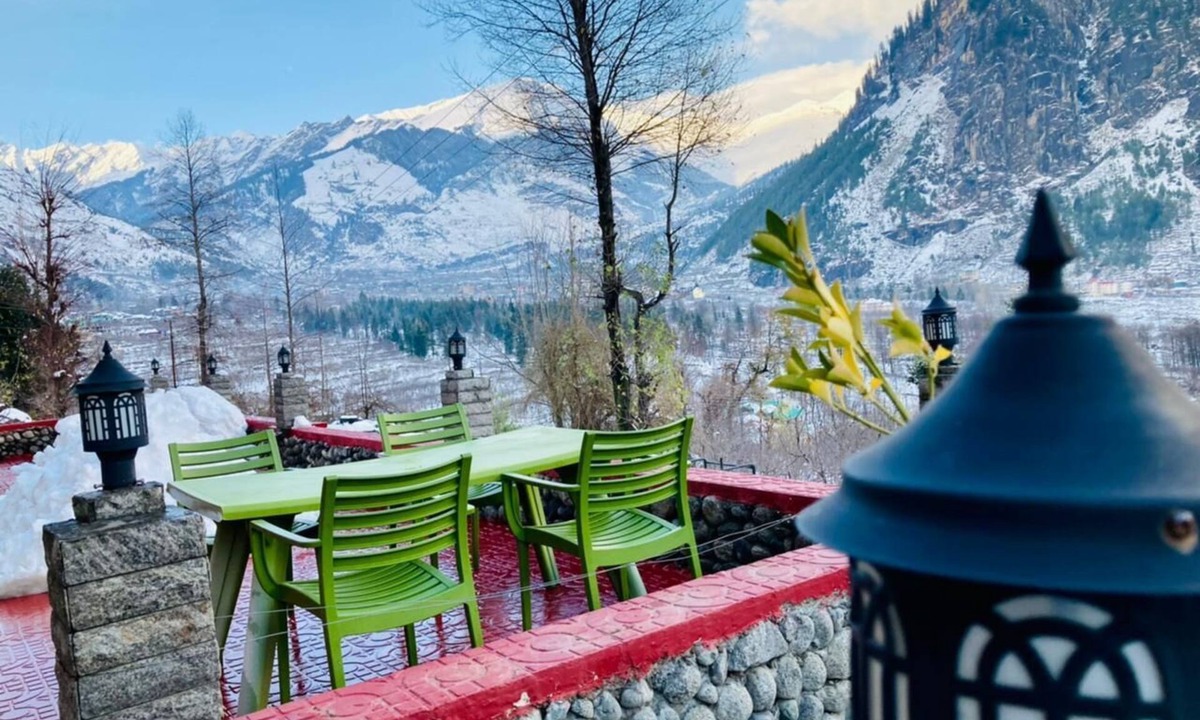 Old Manali Bed & Breakfast | Hotel Vyas Vatika offer well designed and ready to use rooms located at manali.