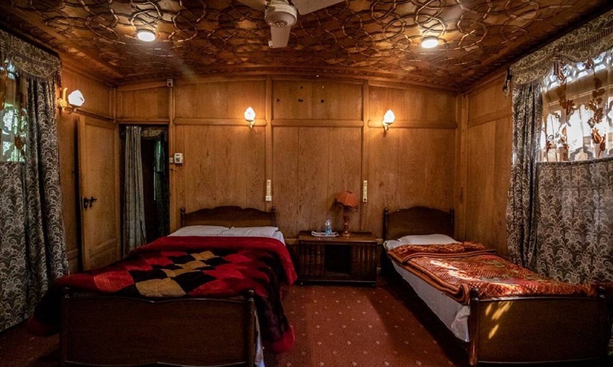 Dal Lake House | Kharpalace group of houseboats