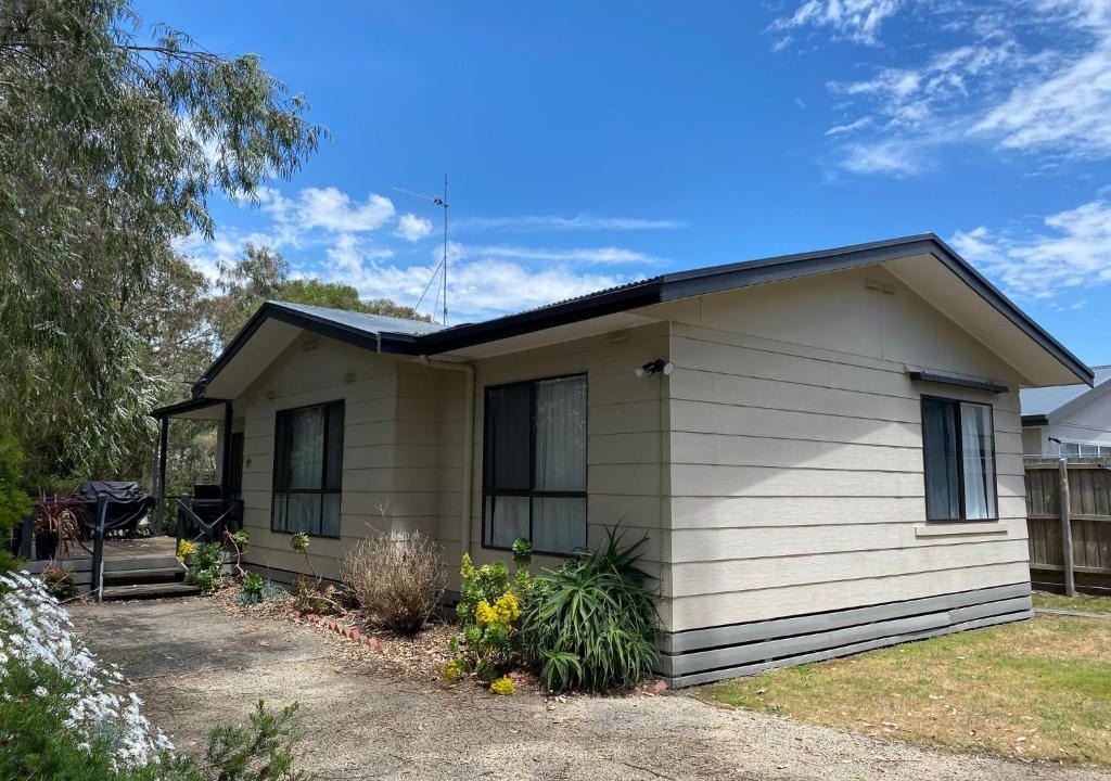 Inverloch House | Kyeema Free Wifi Netflix Pet Friendly Outside Only