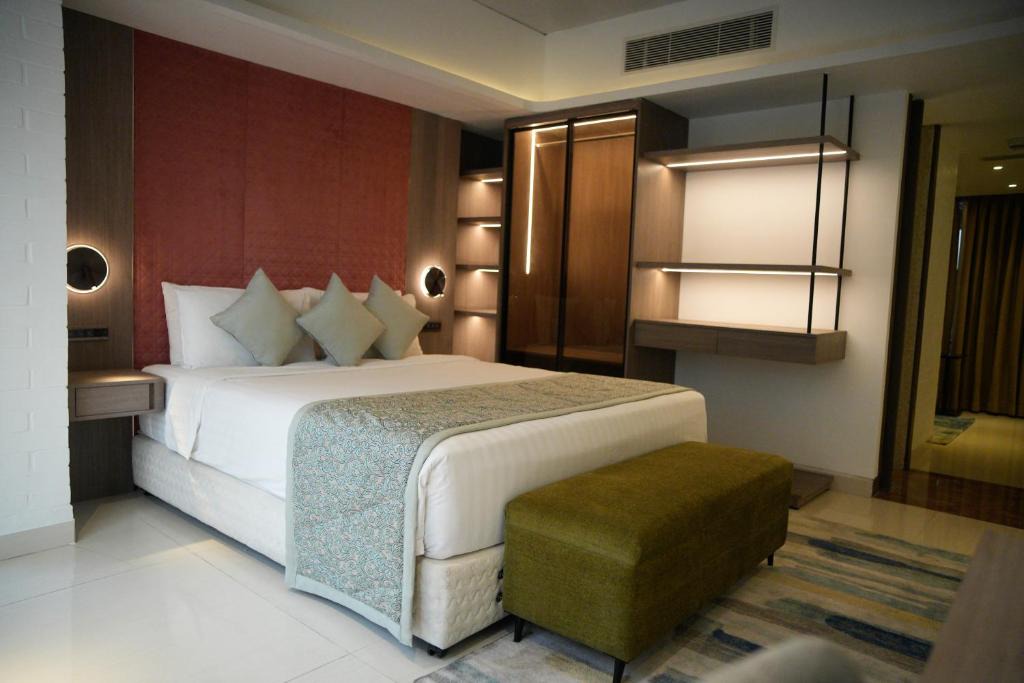 Gulshan Hotel | Lakeshore Heights