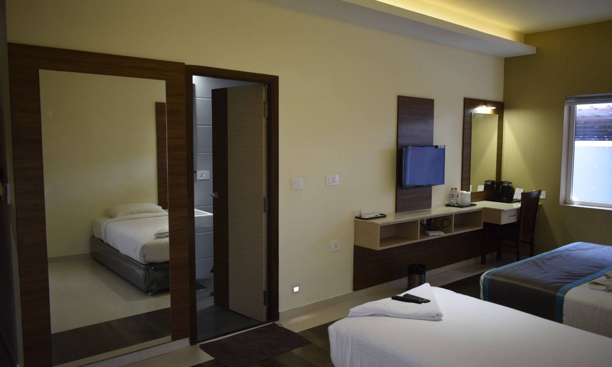 Mayiladuthurai Hotel | Laya Regency