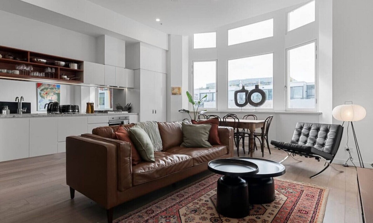 Collingwood Apartment | Light-filled Heritage Building - Smith St