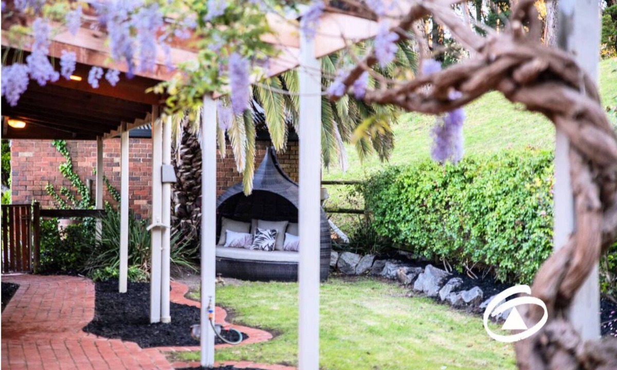 Pakenham Upper Other | 'Linden Rise' cosy farmhouse, peace & charm with views for miles.