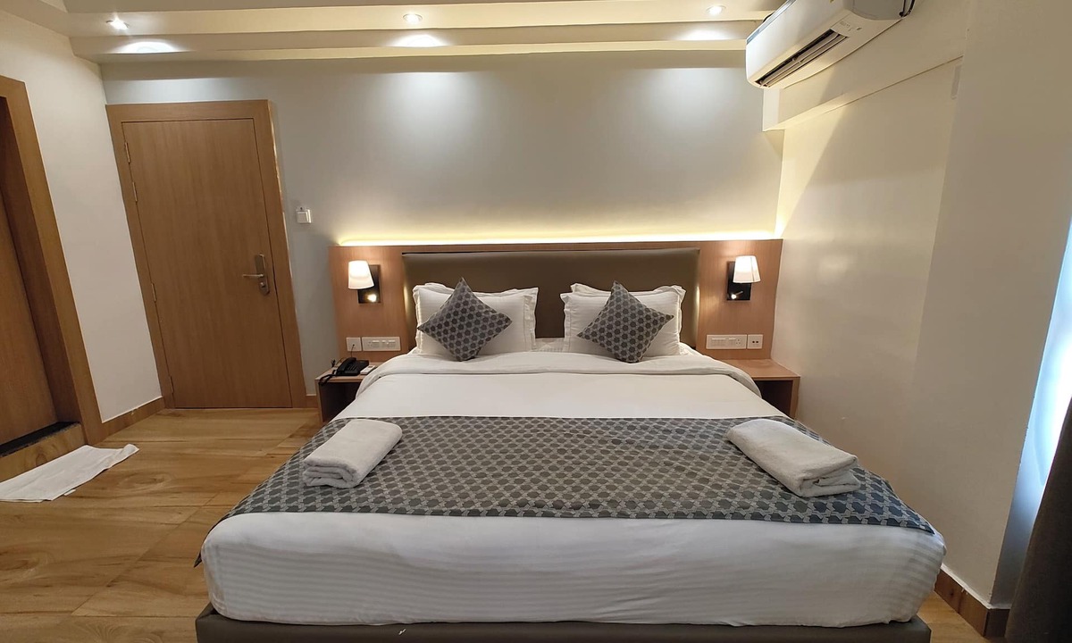 Gomti Nagar Hotel | Lucknow Hotel P-R-I-S-H-A Stay