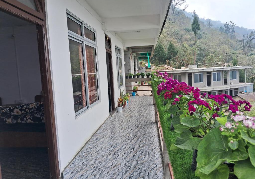 Lebong and Mineral Spring Tea Garden House | LuxeHaven Homestay