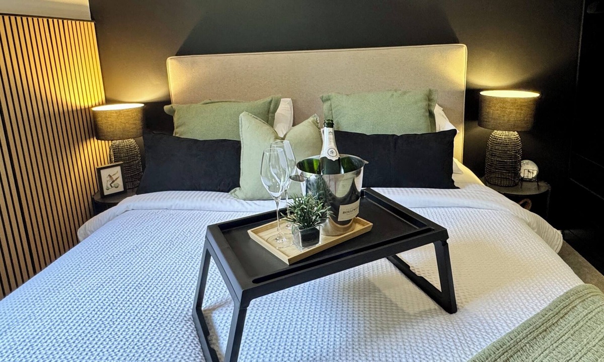 Daylesford Apartment | Luxury Couples Spa Retreat | Heated Mineral Spa | Walk to Lake+Town - No Fees