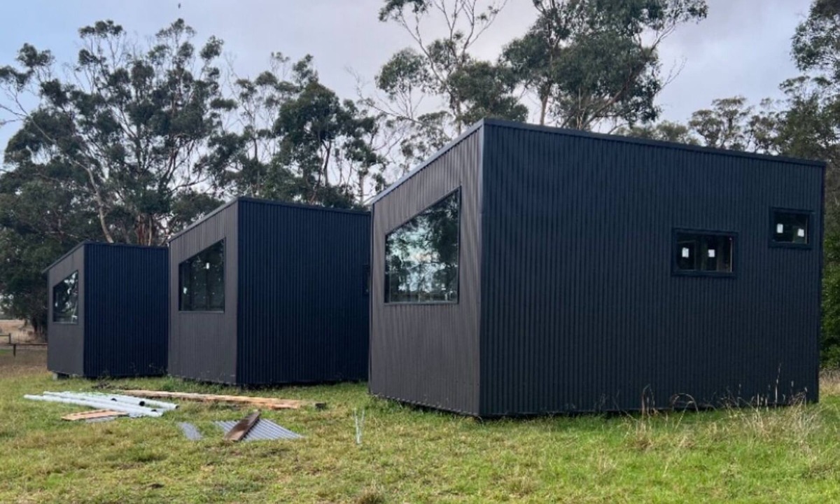 Woodside Apartment | Luxury ‘pod’ in rural Gippsland location in walking distance to iconic pub!