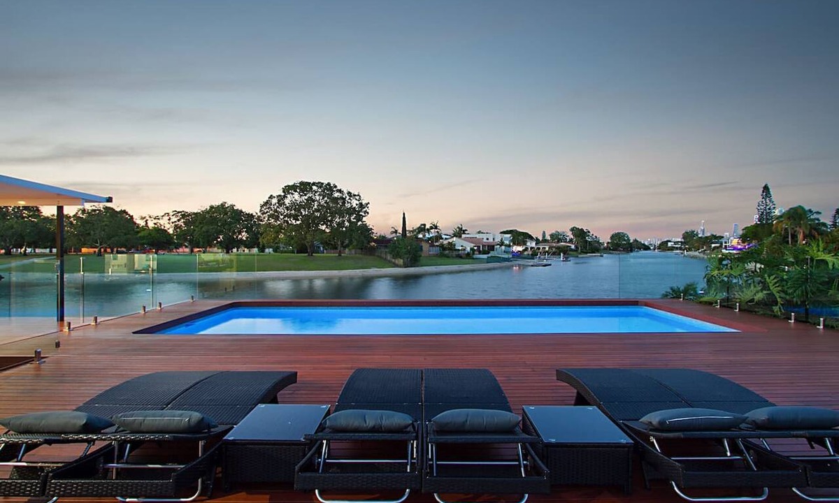 Broadbeach Waters House | Luxury Villas Whitehaven (Heated pool)