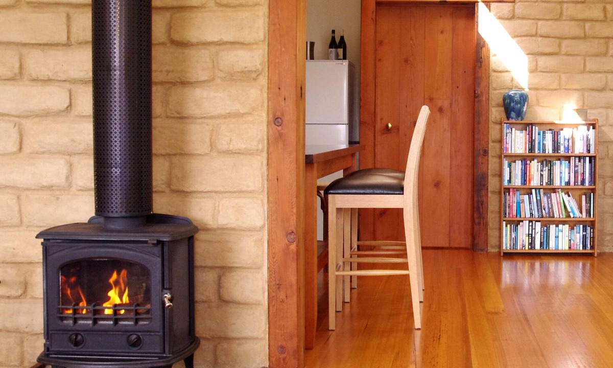 Mount Toolebewong Cottage | Lyrebird Cottages, Silver Wattle cottage, Relax in nature in the Yarra Valley.