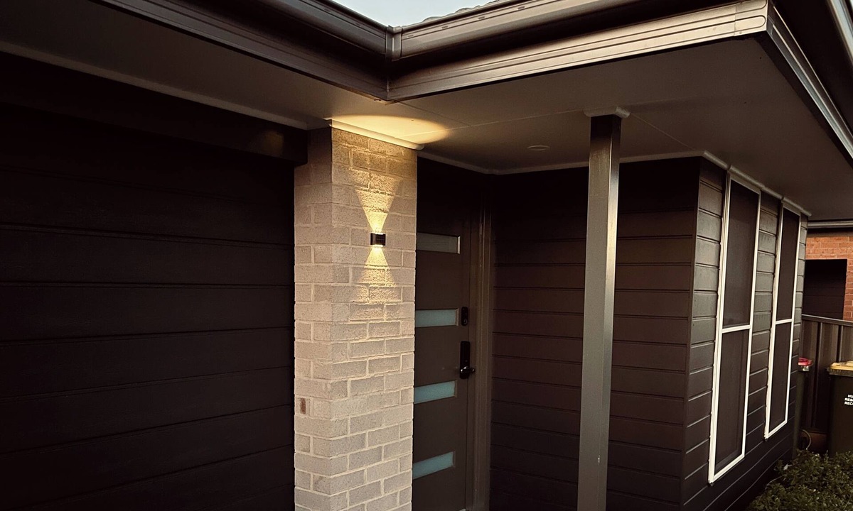 Telarah House | Maitland Getaway | Spa, EV Charger, Pet Friendly