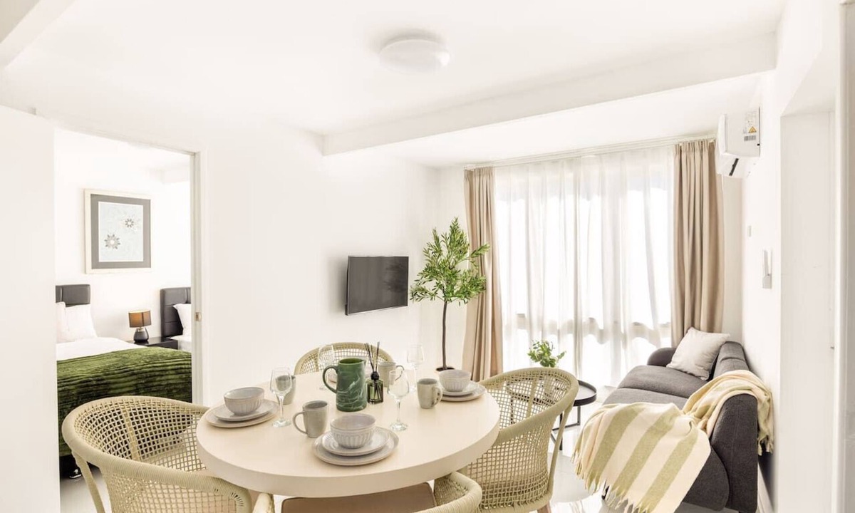 Sunnybank House | Modern Studio Retreat in Heart of Sunnybank