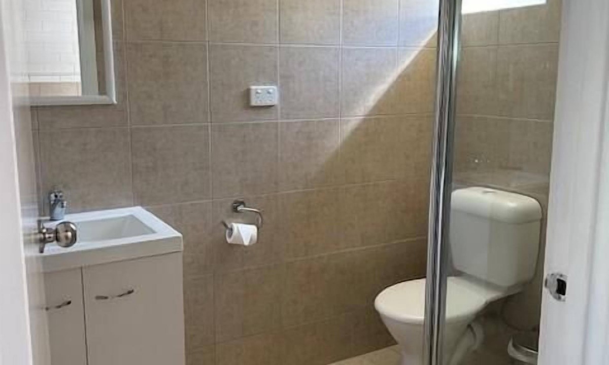 Thornton Apartment | MOTEL 4 - Sleeps 4 - Queen bed, bunk set