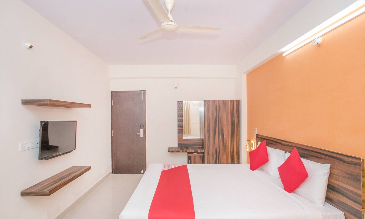 Whitefield Hotel | OYO 10475 PMR Hotel