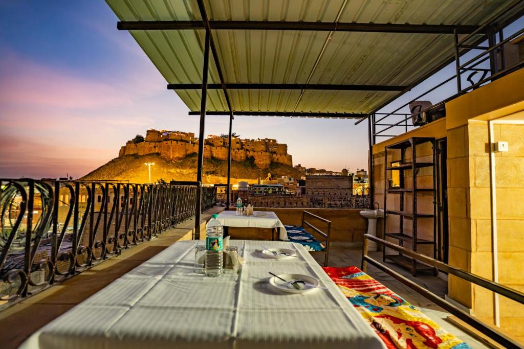 Amar Sagar Pol Hotel | Peace & Joy
