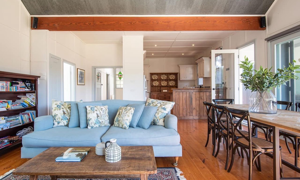 Flinders House | Pet Friendly - Barker Cottage with Spa in Flinders
