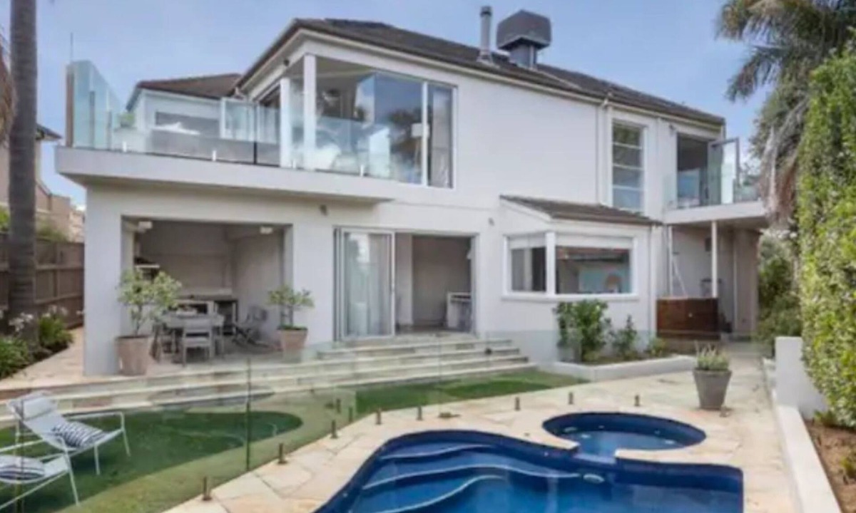 Hampton House | Pet Friendly - Hampton Haven Pool metres to the Beach
