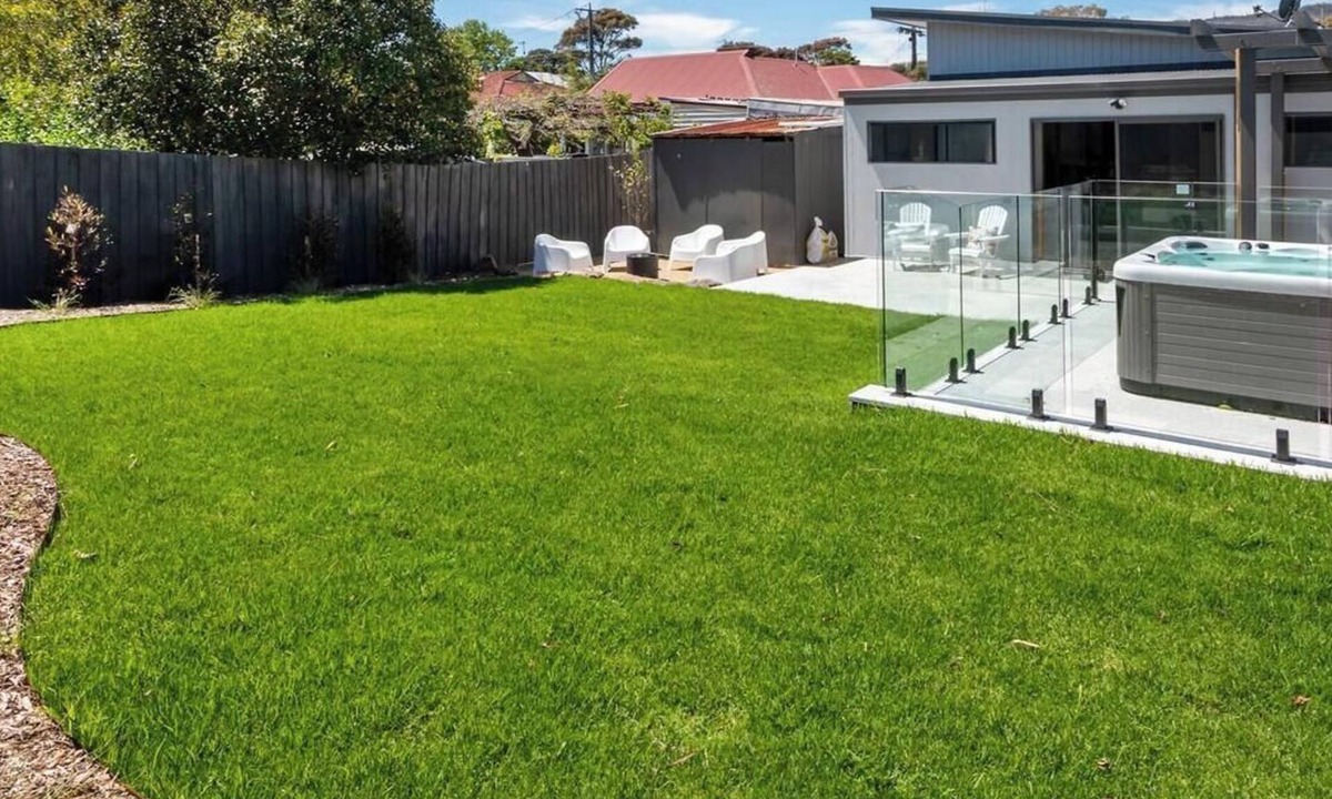 Rosebud House | Pet Friendly - Kennington Beach Getaway with Spa