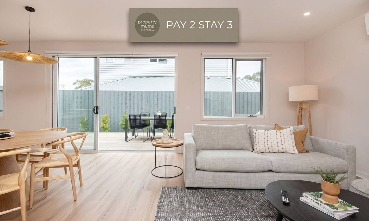 McCrae House | Pet Friendly - Surrey Sunset Sanctuary in McCrae