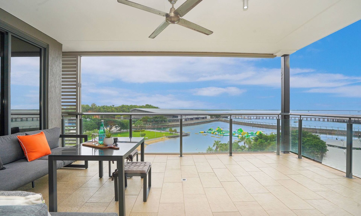 Darwin City Centre Apartment | Picturesque Waterfront Lagoon Views, Top Lvl + BBQ