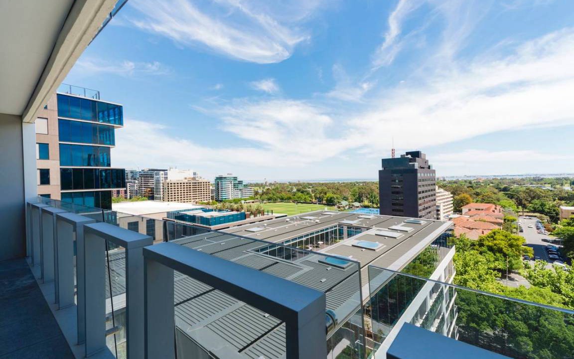 Melbourne Apartment | Pride Fawkner Apt Bay-view 5 Free PARKING+POOL Netflix & Foxtel
