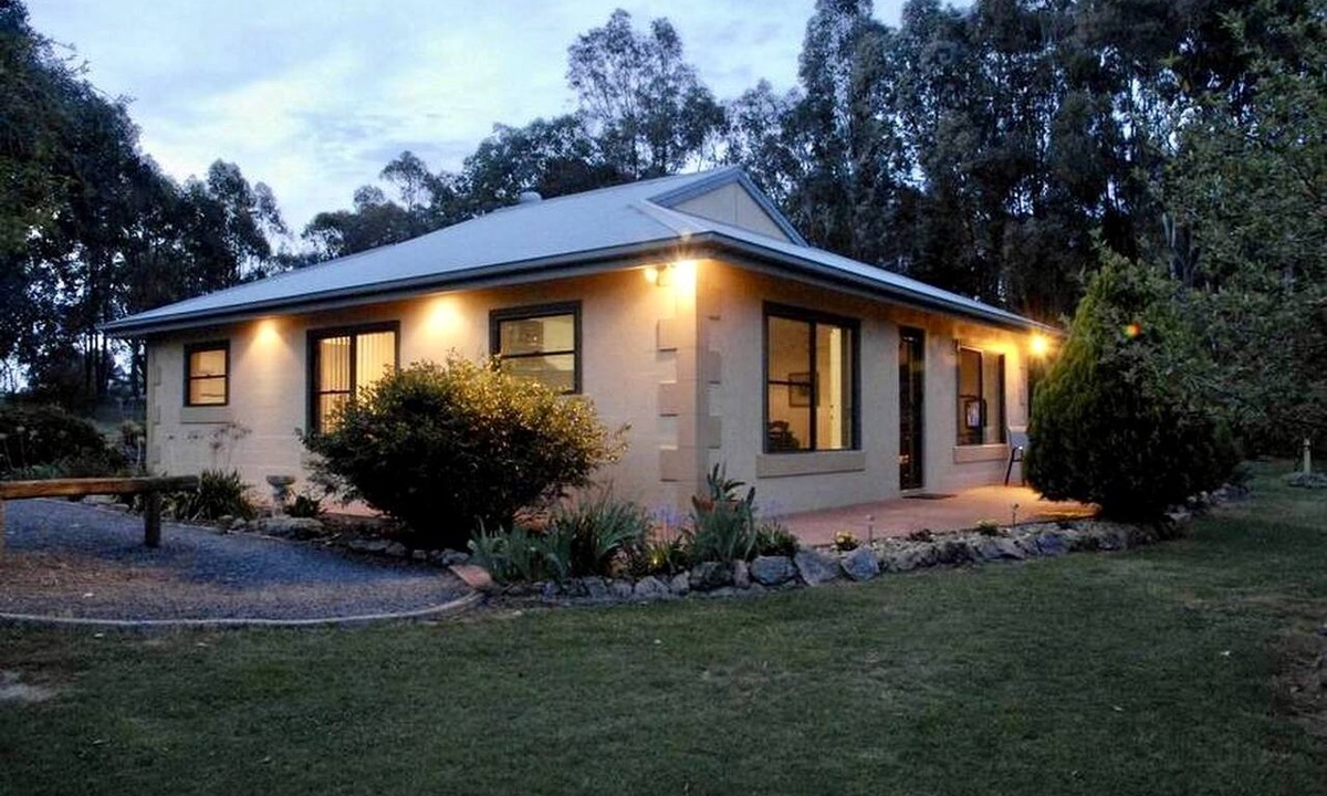 Wooragee Cottage | Quiet Comforts: Ideal Cottage for a Peaceful Country Getaway in Beechworth, Victoria