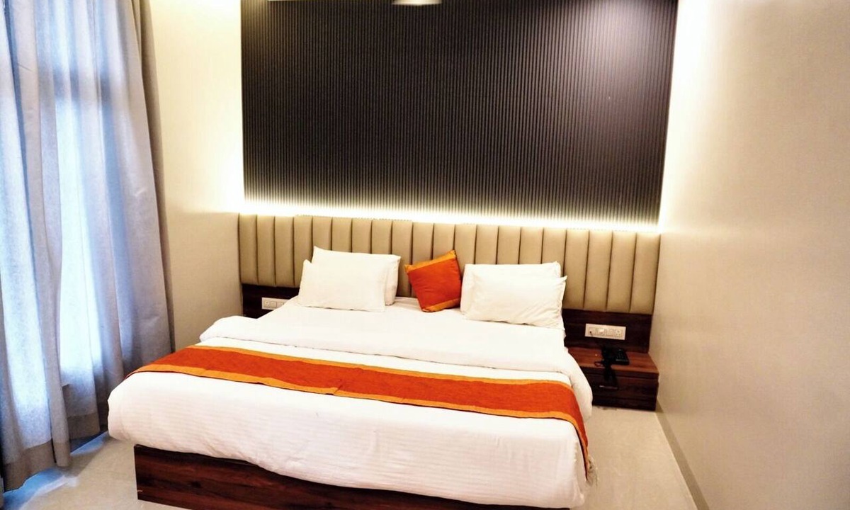 Tuljapur Hotel | Radhakrishna Executive Lodge