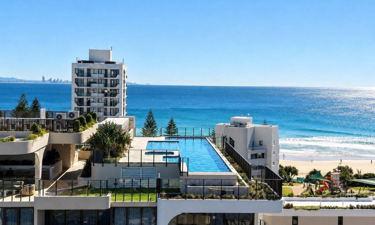Coolangatta Hotel | Rainbow Bay Retreat – Steps from the Beach