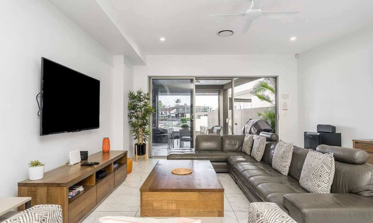 Broadbeach Waters House | Ray of Sunshine Broadbeach Retreat alfresco dining