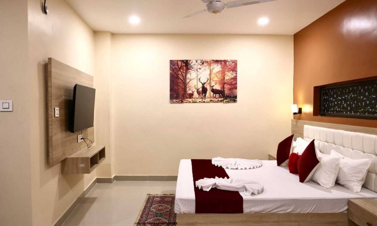 Nagaon Hotel | Regal Guest House by ROH