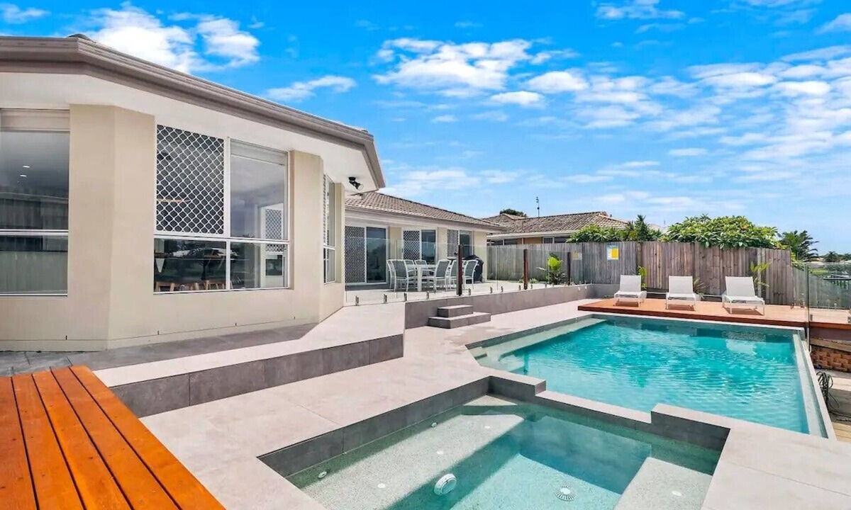 Wurtulla House | Relaxing Waterfront Oasis with Heated Spa!