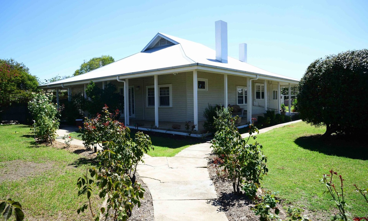Tocumwal House | Renovated period home - close to shops, pubs, restaurants and the Murray River