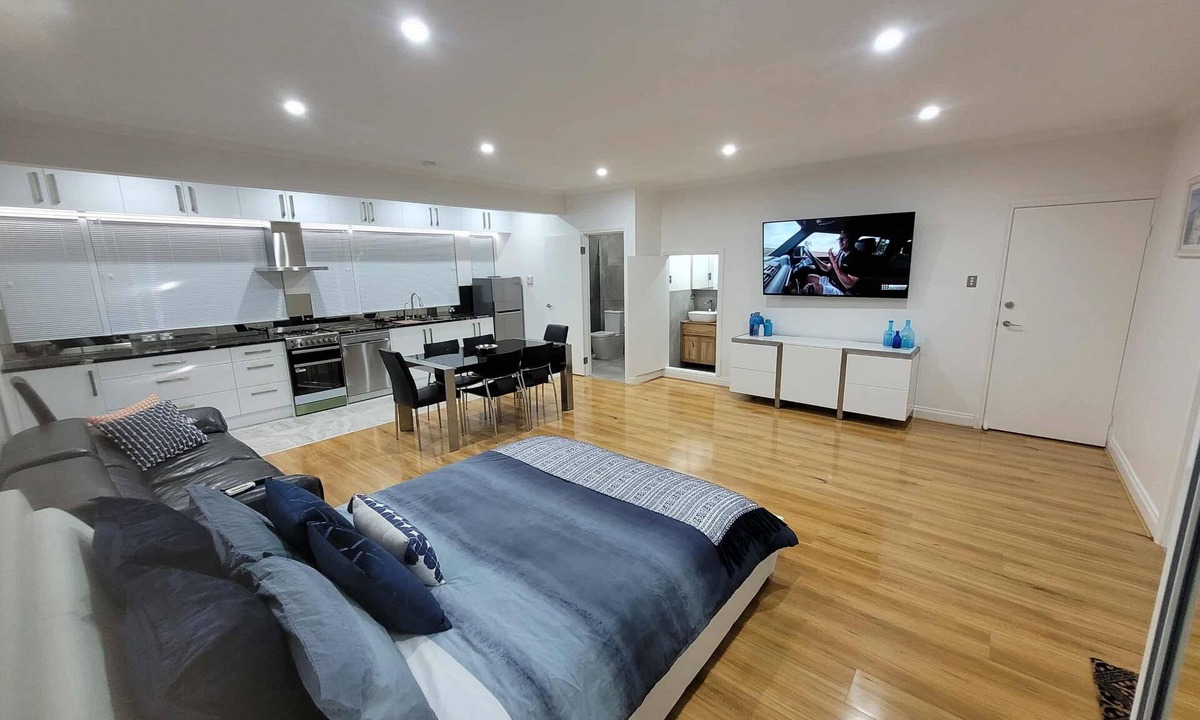 Bellevue Heights Apartment | Resort Style Apartment Escape with Heated Pool, Tennis Court Outdoor BBQ