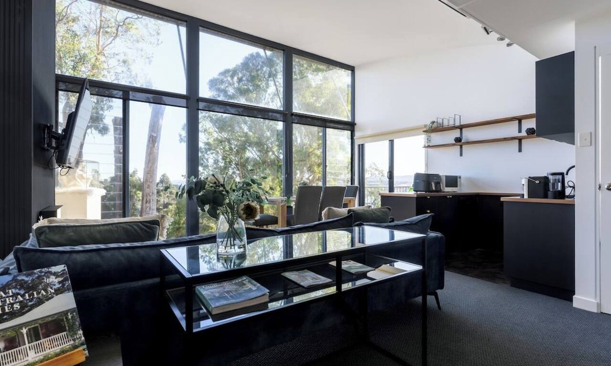 Grindelwald House | River Views & Wine Country