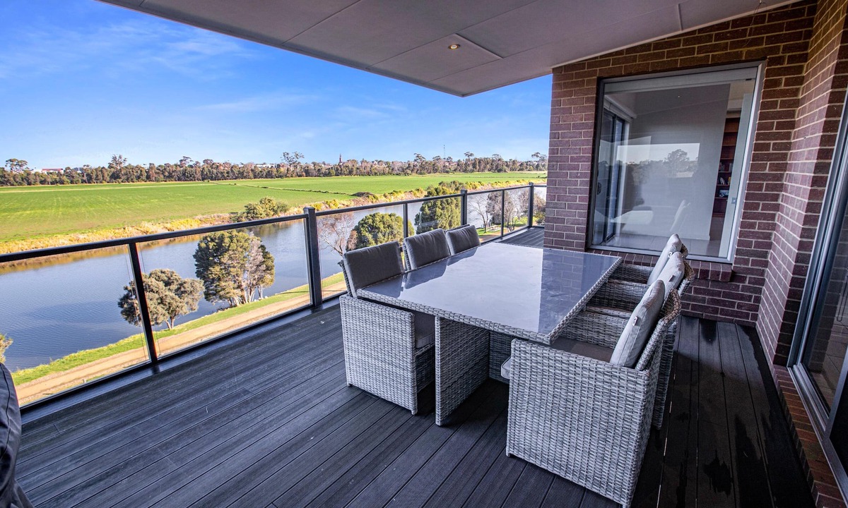 Eastwood House | Riverside Haven: Elevated views of the Mitchell River and Clifton Creek
