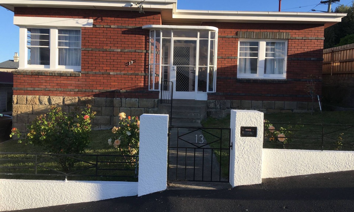 Moonah House | ROCKLYN HOUSE - QUIET, CONVENIENT & CENTRAL LOCATION