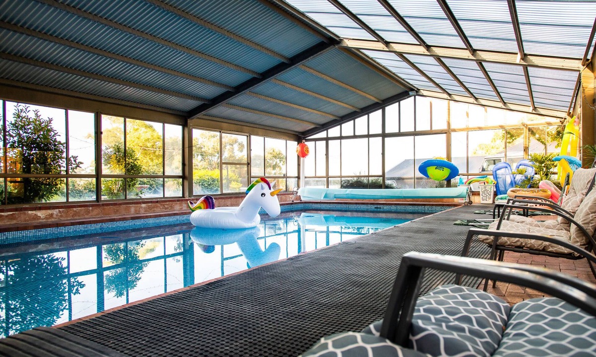 Brukunga House | romantic getaway with king bed
