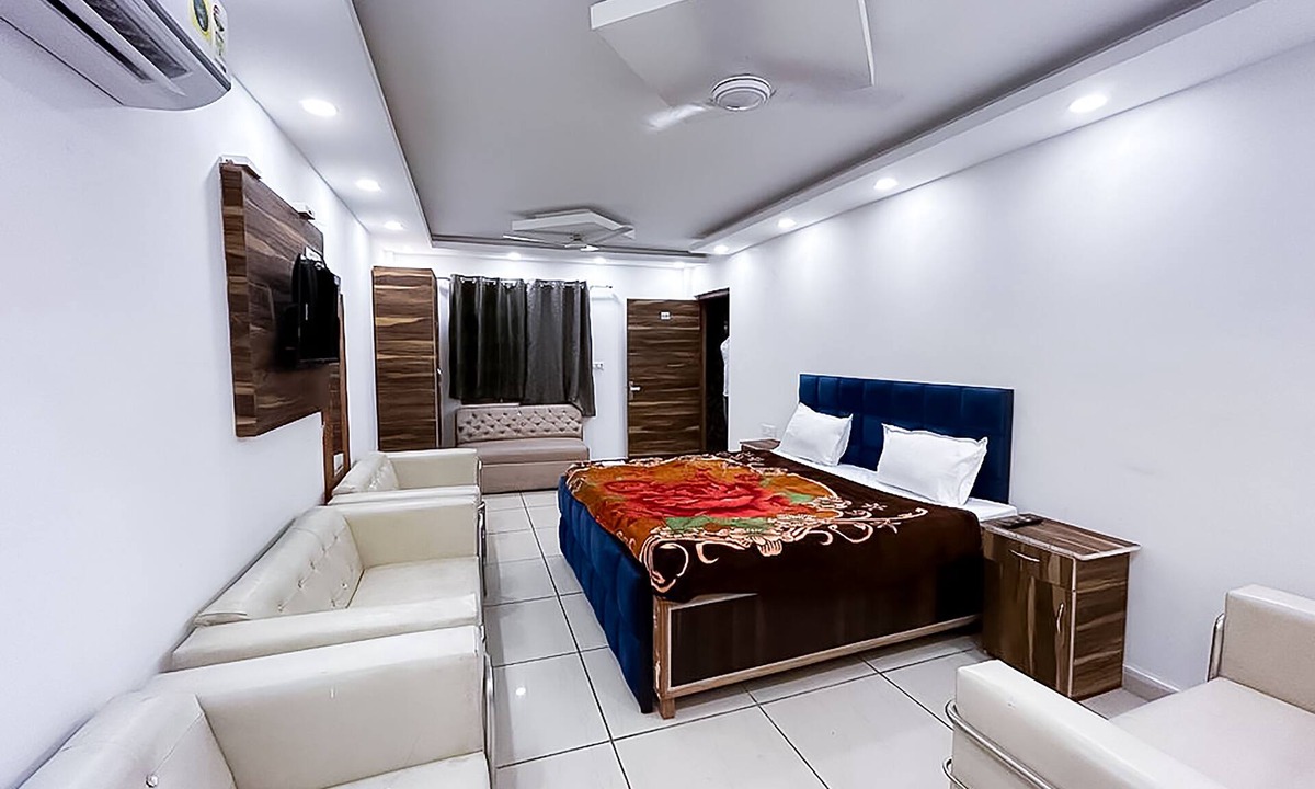 Noida Hotel | Roomshala J S Garden