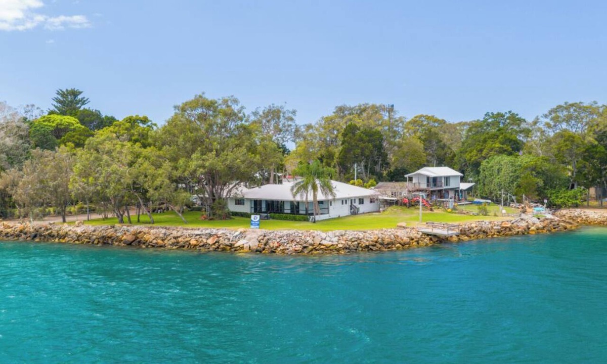 Amity Point House | Sand Bar - Absolute Waterfront Escape, Amity Point