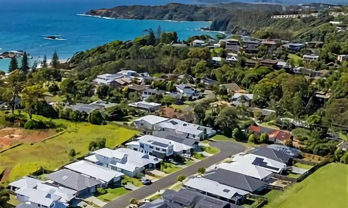 Korora Apartment | Shearwater is a spacious 3-bedroom townhouse located just an easy 280m stroll from the beach