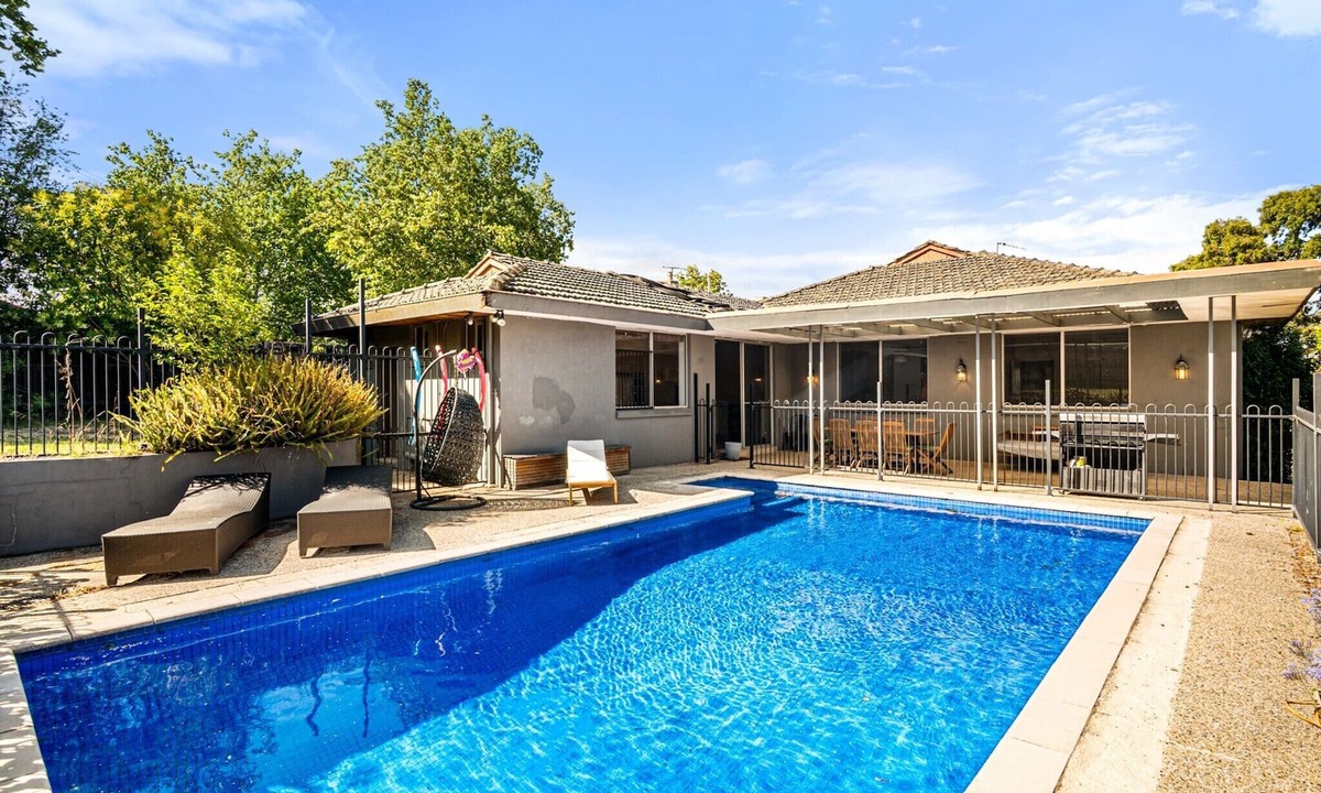 Glen Iris Apartment | Spacious 5-Bed Home with Pool in Glen Iris