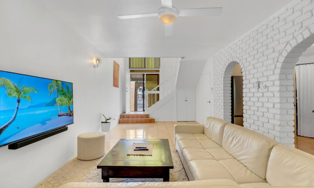 Cairns North Villa | Spacious and Central - 3 bedroom, 2 bathroom Townhouse with Swimming Pool and Carpark