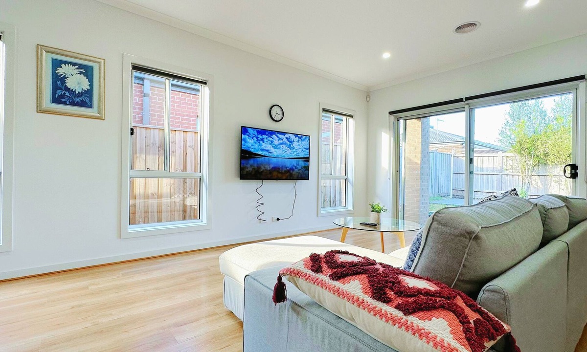 Truganina House | Spacious Comfy New: 7 beds 4 Rooms Easy Shopping