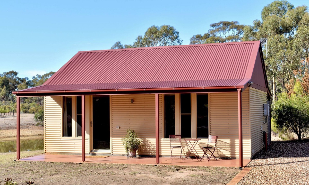 Myers Flat Cottage | Stay amongst the vines of Sandhurst Ridge Winery. Tranquil stay close to Bendigo