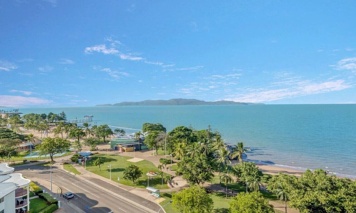 North Ward House | Studio 908 - Panoramic Oceanviews On The Strand