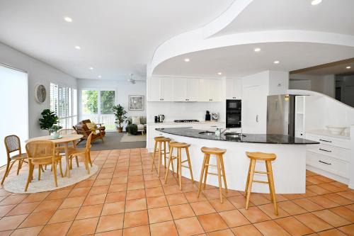 Mooloolaba House | Stunning Mooloolaba Waterfront Home -10 guests ZB1